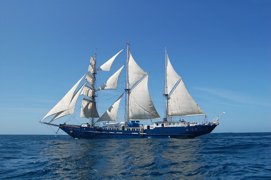 Mary Anne Yacht, Galapagos