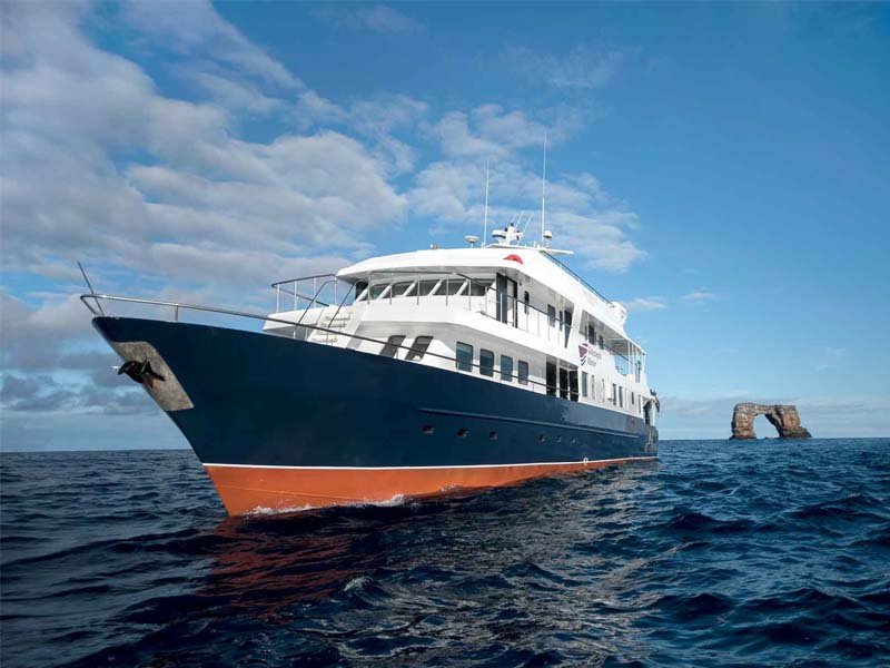 Galapagos Master Yacht, DIVING